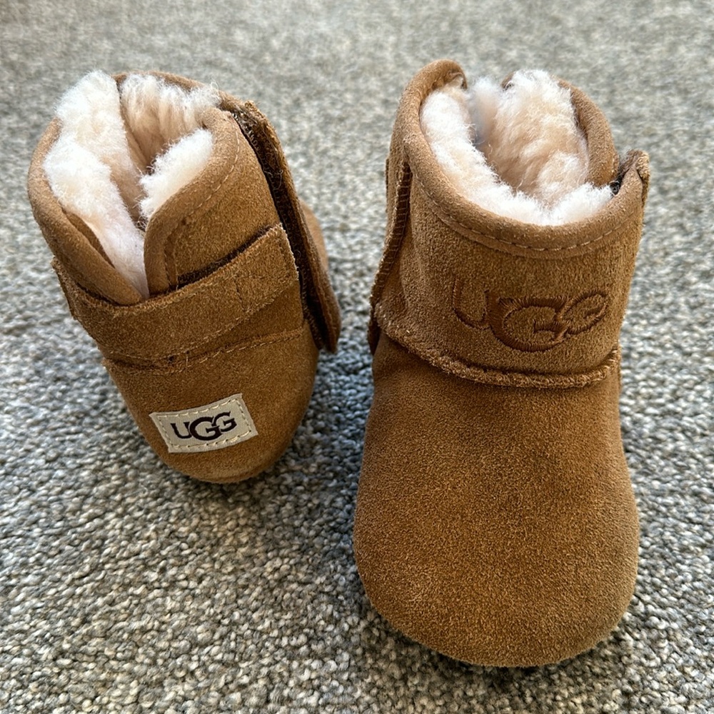 Toddler fleece lined UGG boots - Picture 1 of 5